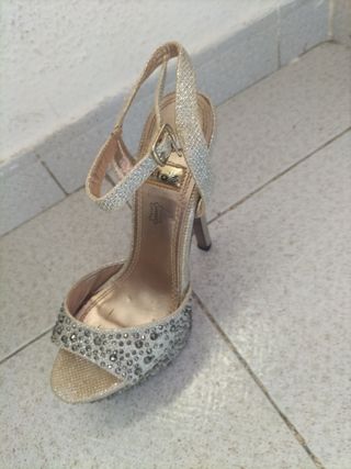Zapatos tacón dorado brillantes