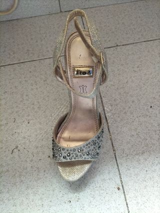 Zapatos tacón dorado brillantes