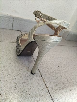 Zapatos tacón dorado brillantes