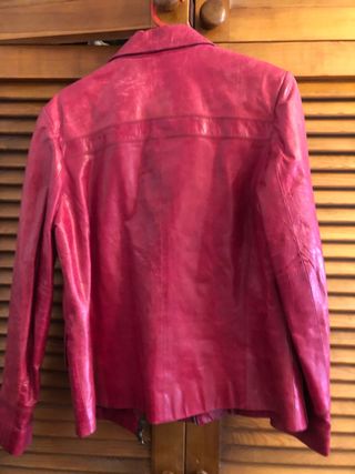 Cazadora frambuesa parece piel, queda ideal 
