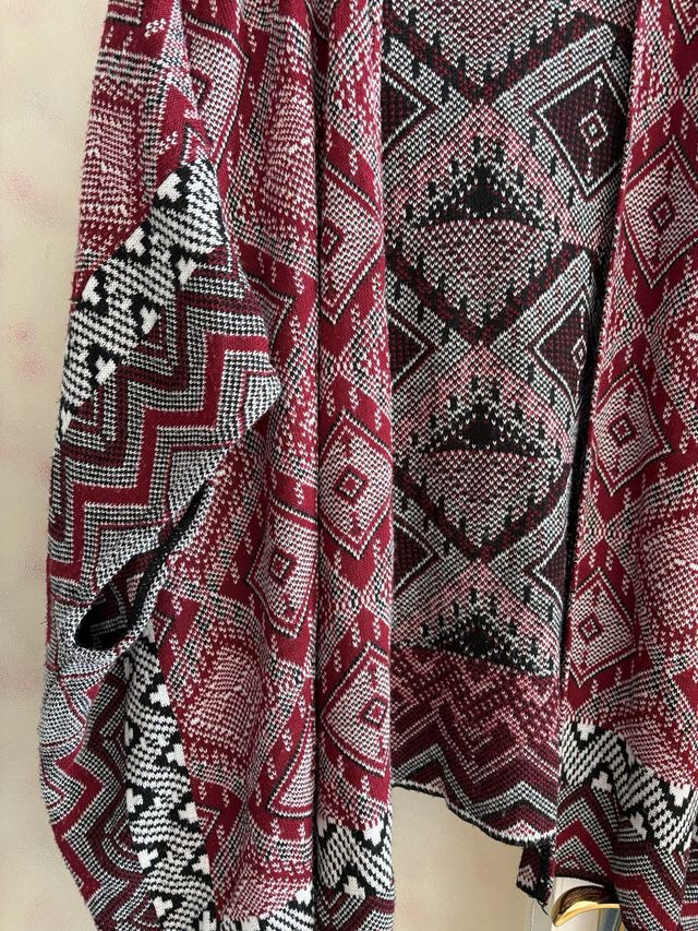 Capa Stradivarius roja y negra - Talla M