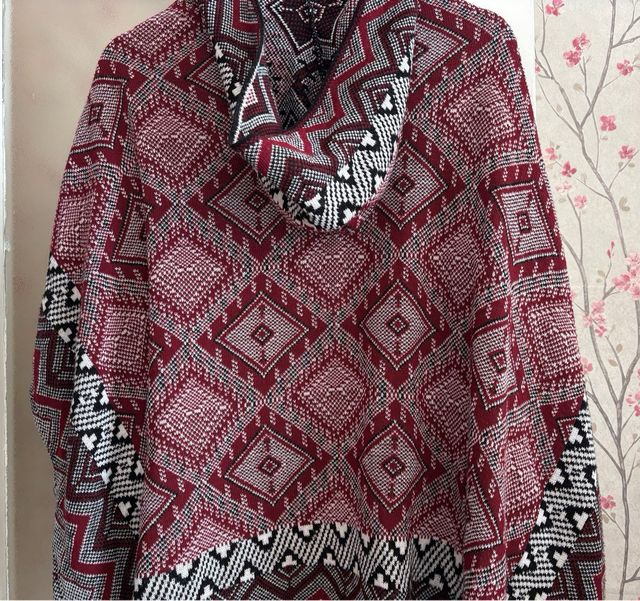 Capa Stradivarius roja y negra - Talla M