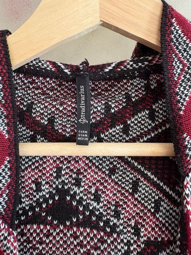 Capa Stradivarius roja y negra - Talla M