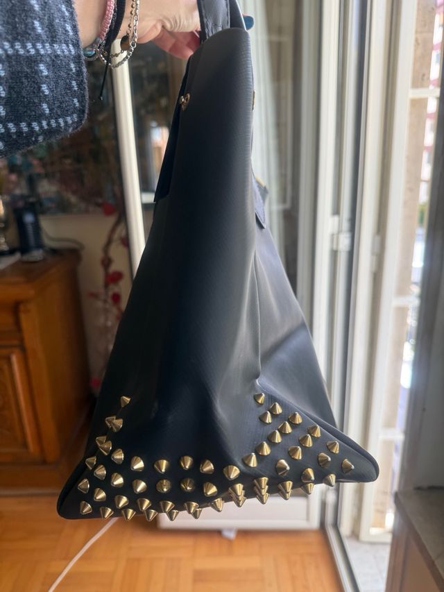 Borsa in plastica dura e borchie