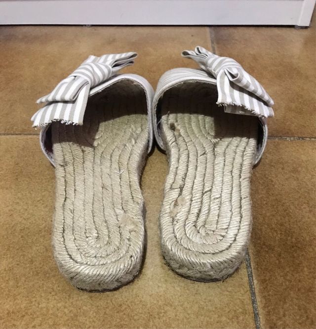 Sandalias planas beige y blancas