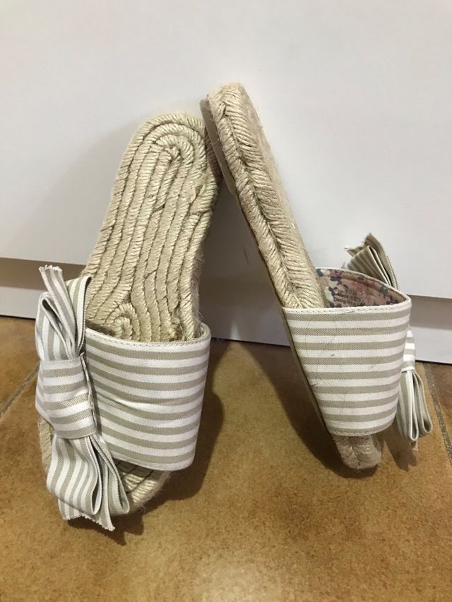 Sandalias planas beige y blancas