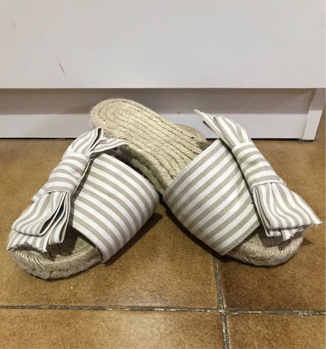 Sandalias planas beige y blancas