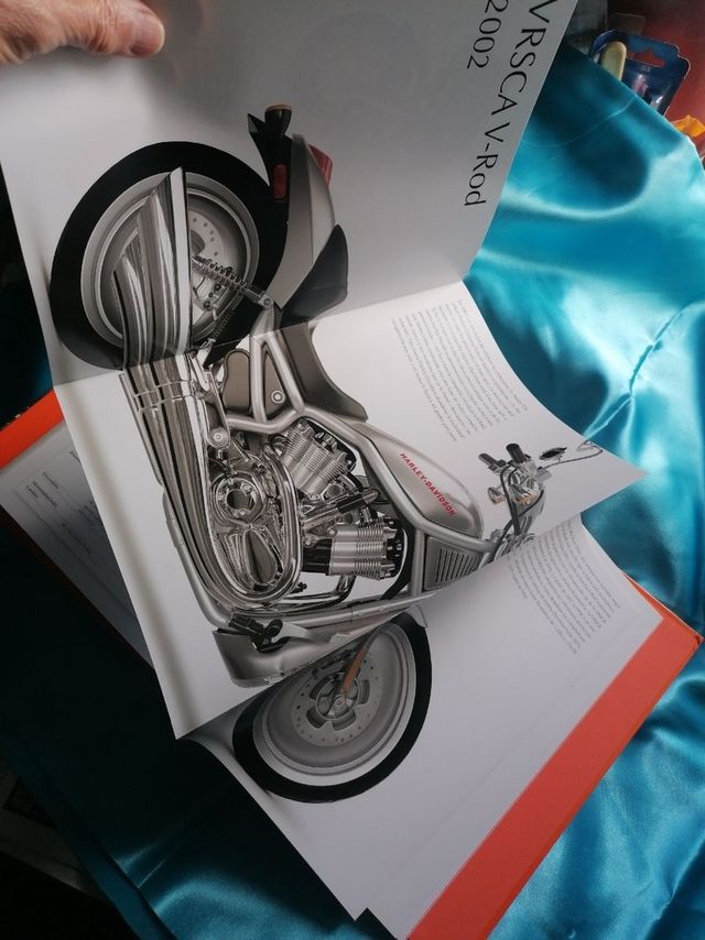 MOTO. HARLEY DAVIDSON. LIBRO. LEGENDARIA