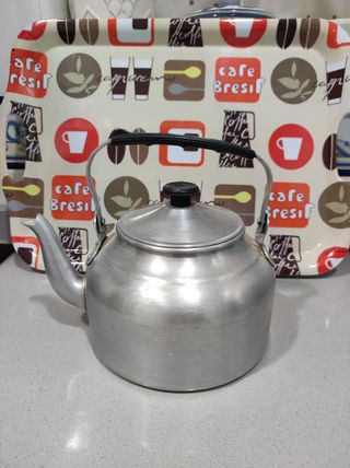 Cafetera antigua de metal