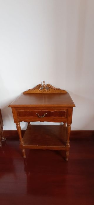 Conjunto dos camas gemelas con mesilla
