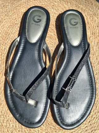 Sandalias planas Guess - negras. Talla 38.