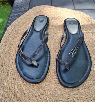 Sandalias planas Guess - negras. Talla 38.