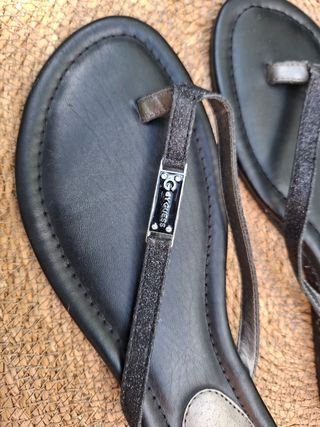 Sandalias planas Guess - negras. Talla 38.