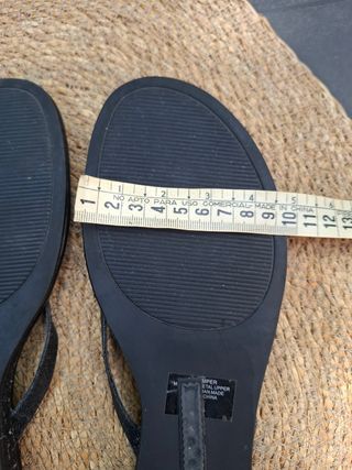 Sandalias planas Guess - negras. Talla 38.