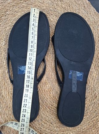 Sandalias planas Guess - negras. Talla 38.