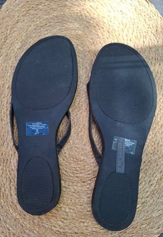 Sandalias planas Guess - negras. Talla 38.