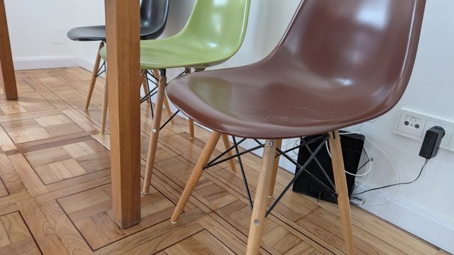 3 Sillas Eames - Negro, Verde, Marrón