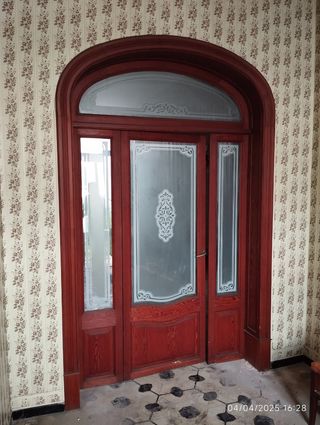 Puerta antigua madera cristalera