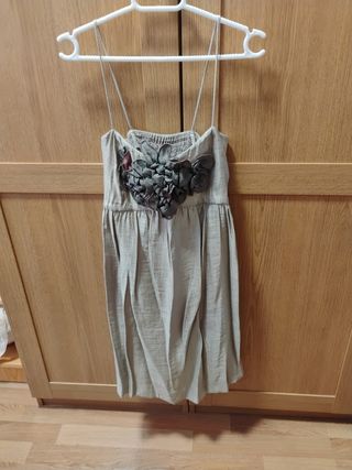 Vestido champán y flor.muy cómodo de llevar.