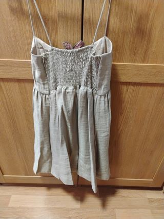 Vestido champán y flor.muy cómodo de llevar.