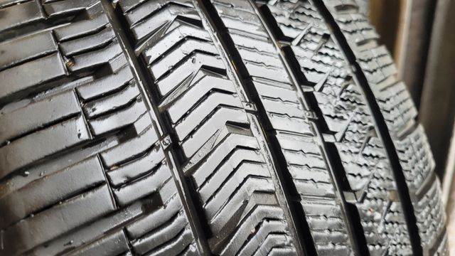 Gomma pneumatico Vredestein 245 45 18