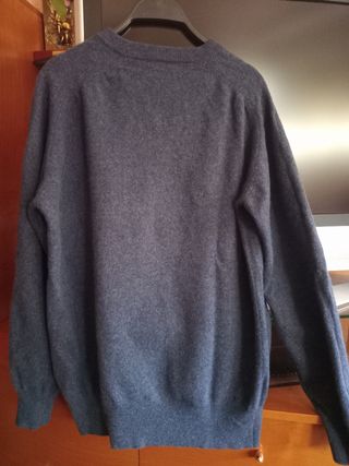 Jersey azul marino cuello pico.