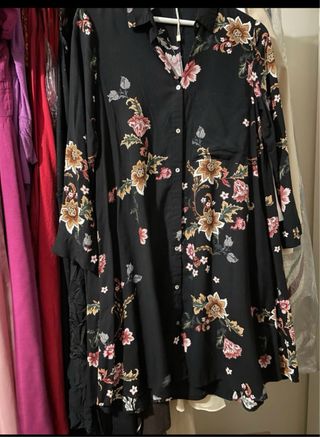 Vestido camisero floral negro