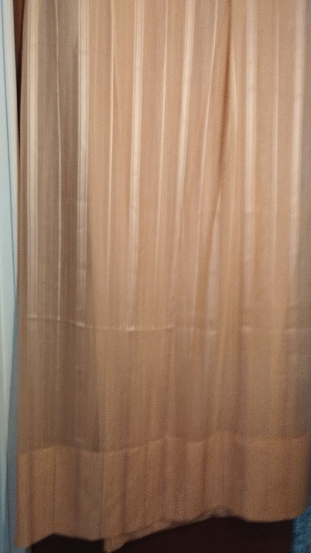 Cortinas salmón ,cojines, volante,agarraderas.