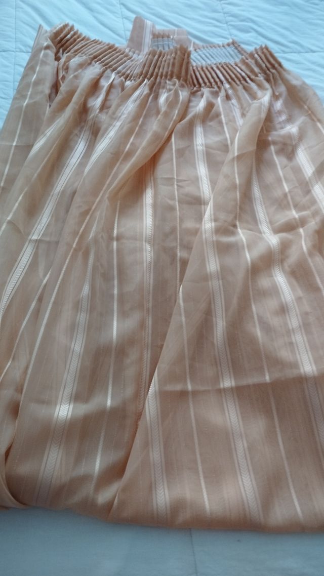 Cortinas salmón ,cojines, volante,agarraderas.