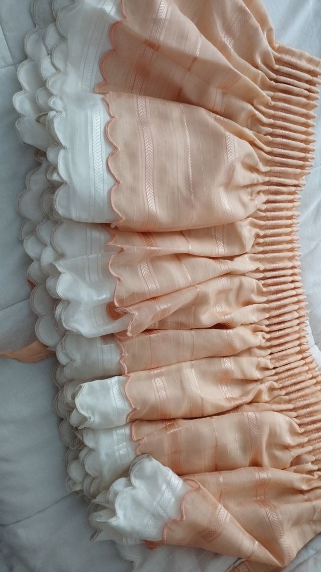 Cortinas salmón ,cojines, volante,agarraderas.