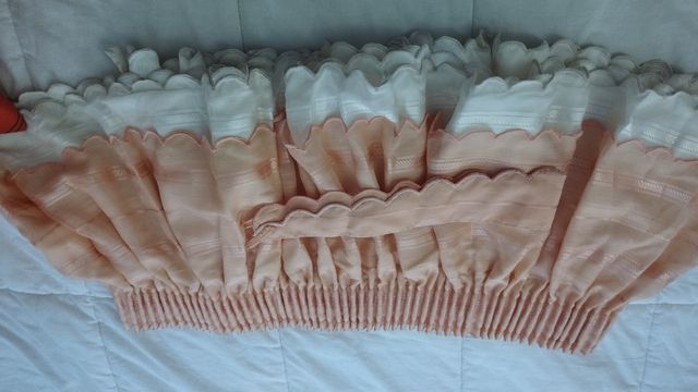 Cortinas salmón ,cojines, volante,agarraderas.