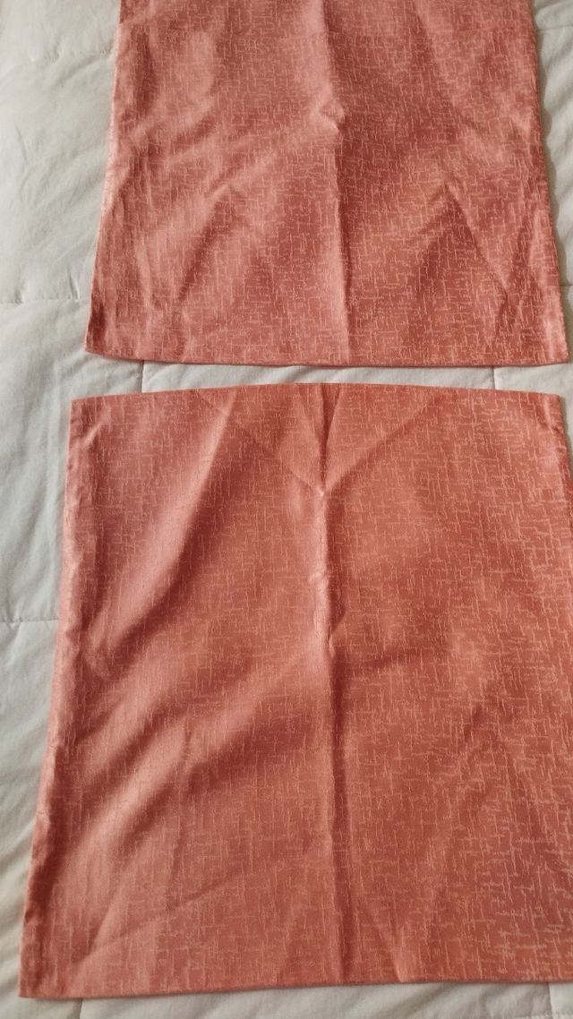 Cortinas salmón ,cojines, volante,agarraderas.