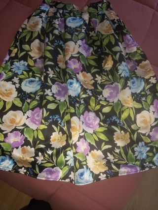 Gonna ampia fiorita in tessuto lucido