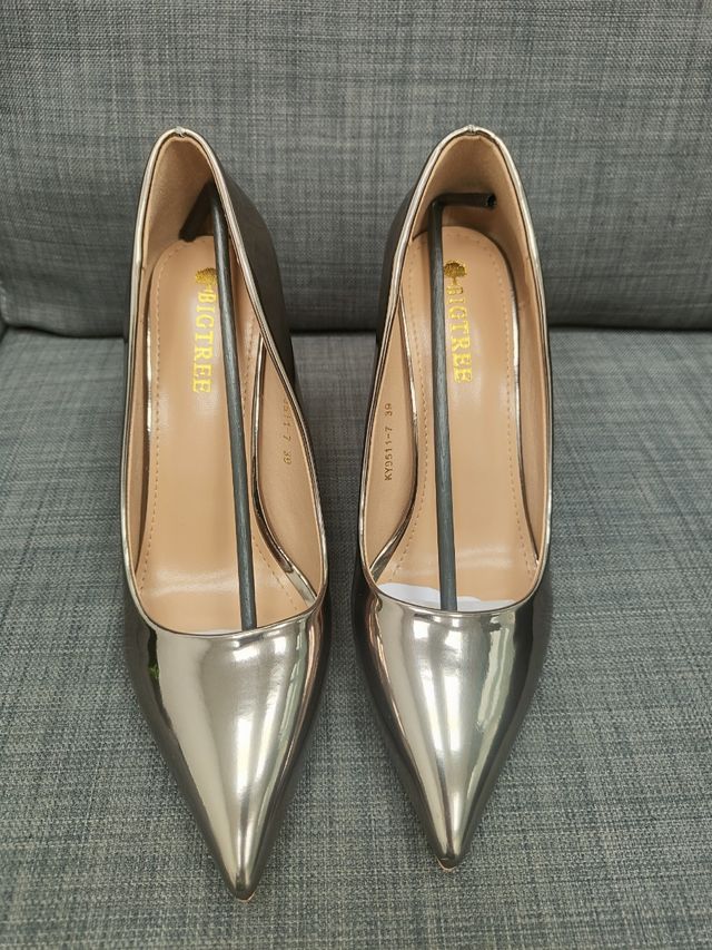 Tacones amarillos y plateados