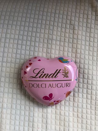 Lindt - Scatolina cuore metallica rosa 10 per 10