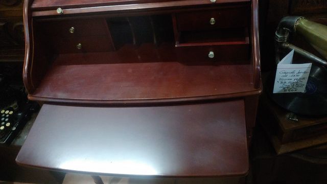 Buró inglés antiguo y silla antigua.