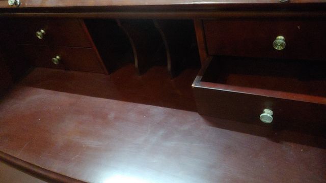 Buró inglés antiguo y silla antigua.