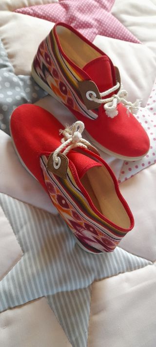 Zapatillas rojas tipo botín