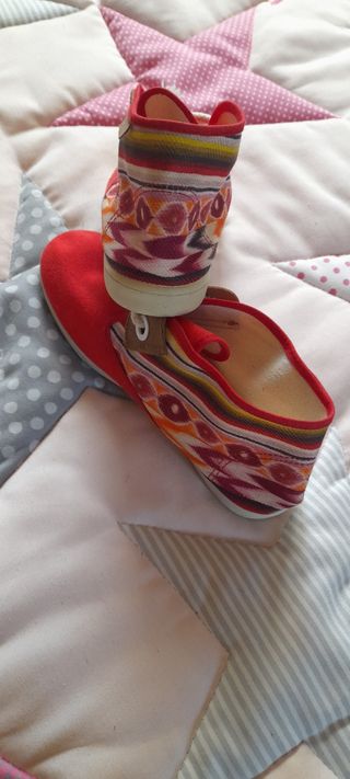 Zapatillas rojas tipo botín