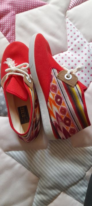 Zapatillas rojas tipo botín