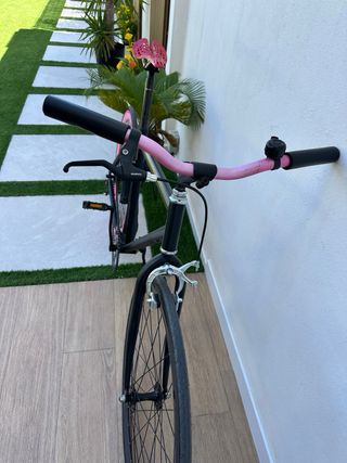 Bicicleta fixie. Negra con detalles en rosa.