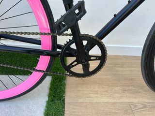 Bicicleta fixie. Negra con detalles en rosa.