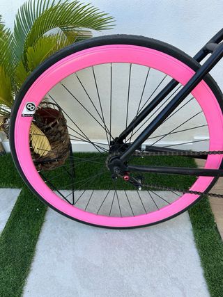 Bicicleta fixie. Negra con detalles en rosa.