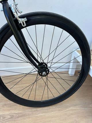 Bicicleta fixie. Negra con detalles en rosa.