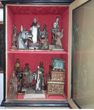 VITRINA DEL SIGLO XIX.