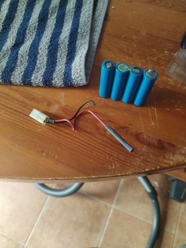 Cargador y mando Nikko 4.8