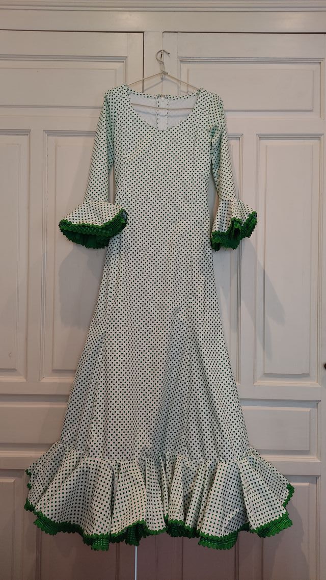 Vestido de flamenca blanco lunares verdes de nejas