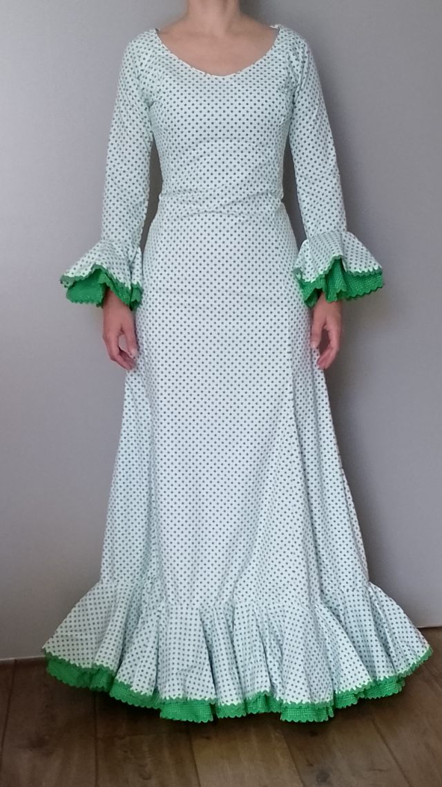 Vestido de flamenca blanco lunares verdes de nejas