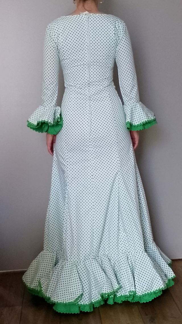 Vestido de flamenca blanco lunares verdes de nejas