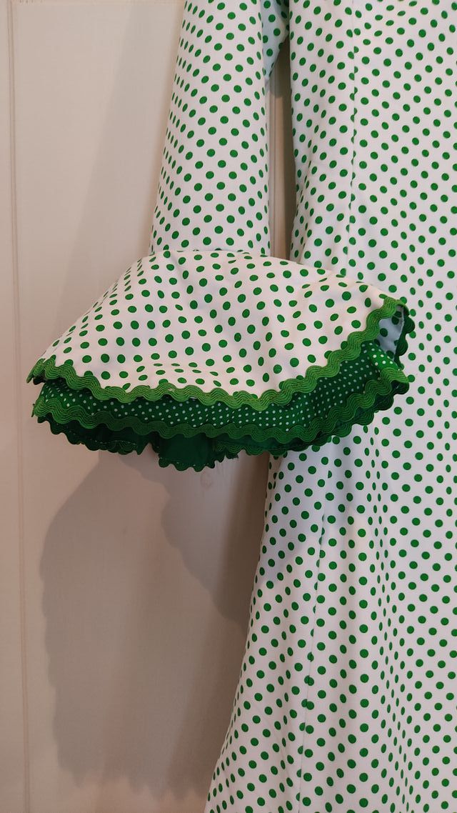 Vestido de flamenca blanco lunares verdes de nejas